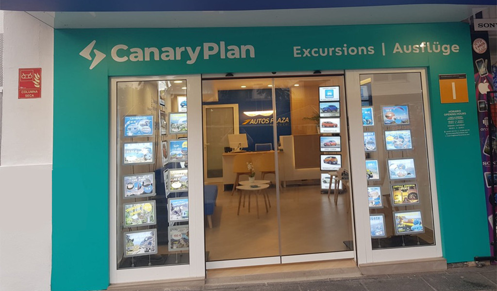 Ingang van de CanaryPlan-winkel op Tenerife, met posters voor excursies.