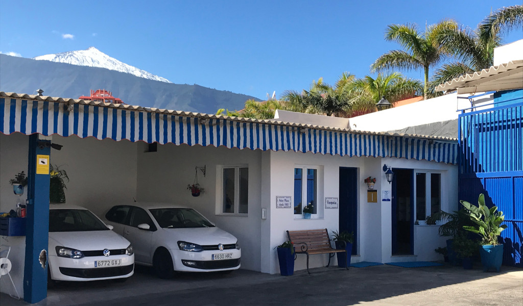 Parkeren met auto's en uitzicht op de berg Teide in Puerto de la Cruz, Tenerife.
