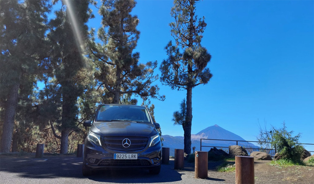 Mercedes-busje voor Teide op Tenerife, met zichtbaar kenteken 9225 LRK.