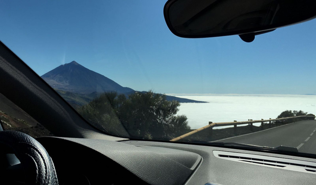 Uitzicht vanuit een auto op de Pico del Teide en de zee van wolken op Tenerife.