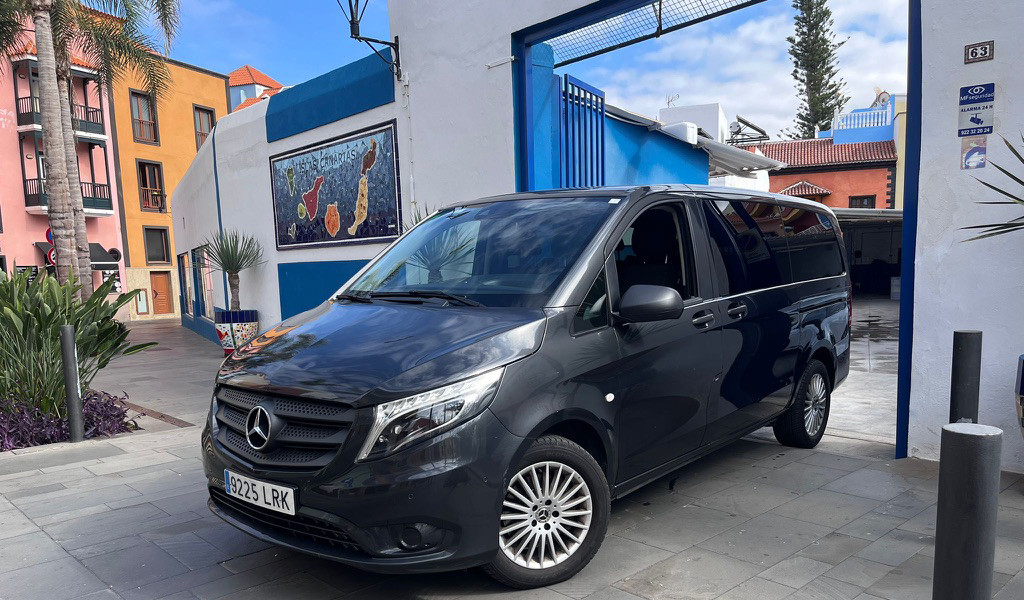 Mercedesbus buiten kleurrijk complex op Tenerife.