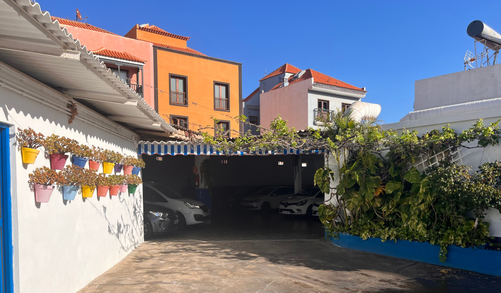 Parkeerplaats met kleurrijke planten en potten op Tenerife.