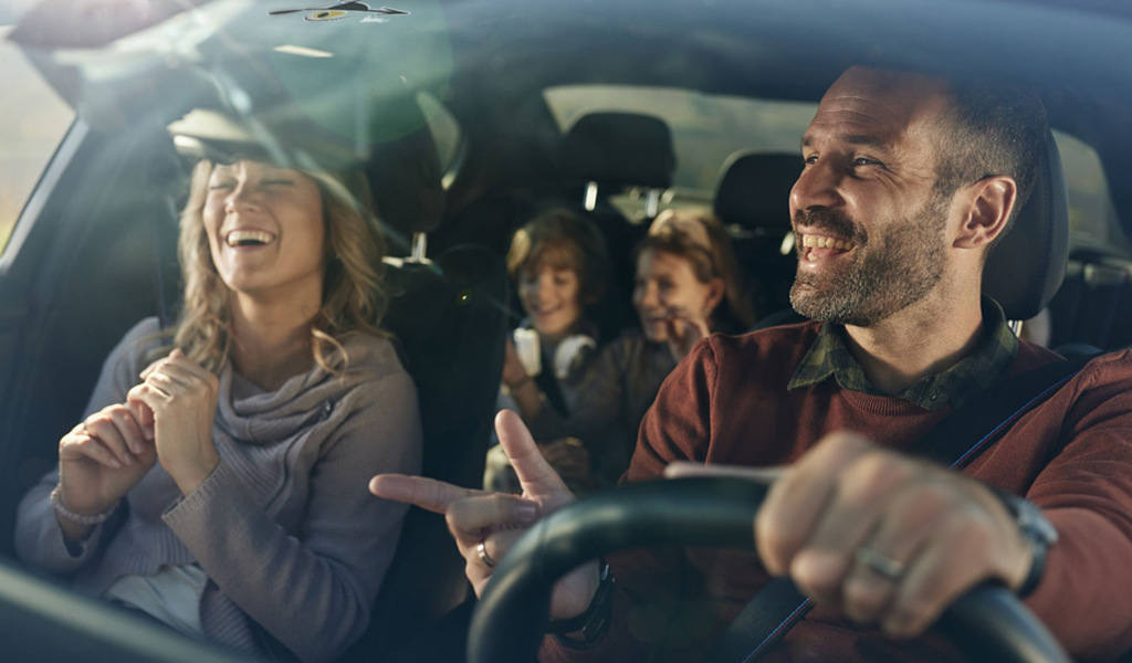 Glimlachende familie die met de auto reist op Tenerife.