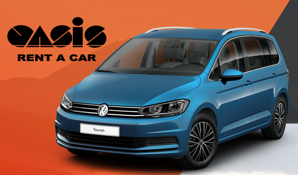 Blauwe Volkswagen Touran met Oasis Rent a Car-logo.