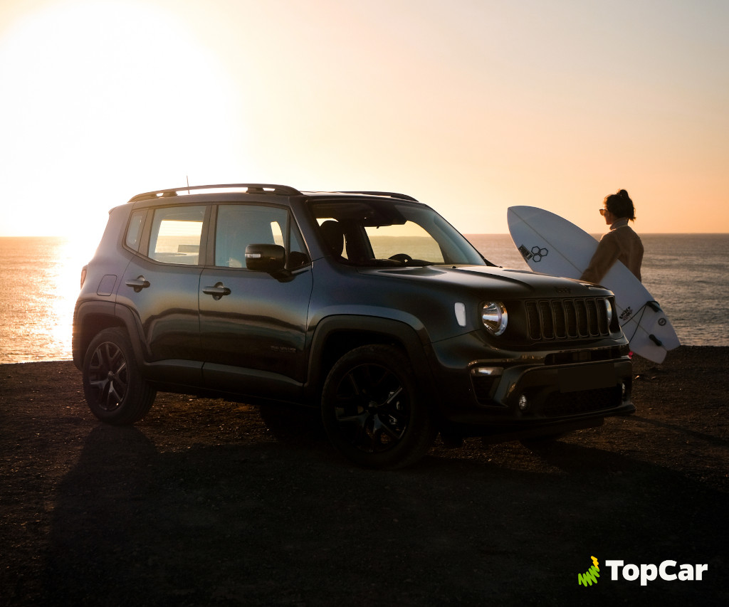 Auto geparkeerd bij zonsondergang naast een surfer aan de kust van Tenerife.