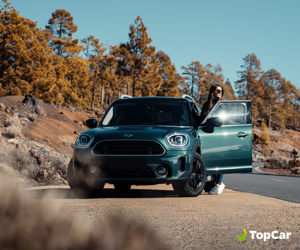 Auto op bergweg op Tenerife met persoon bij de open deur.