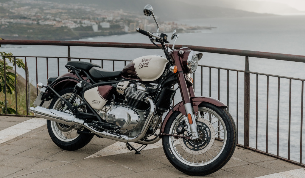Royal Enfield motorfiets geparkeerd met zeezicht op Tenerife.