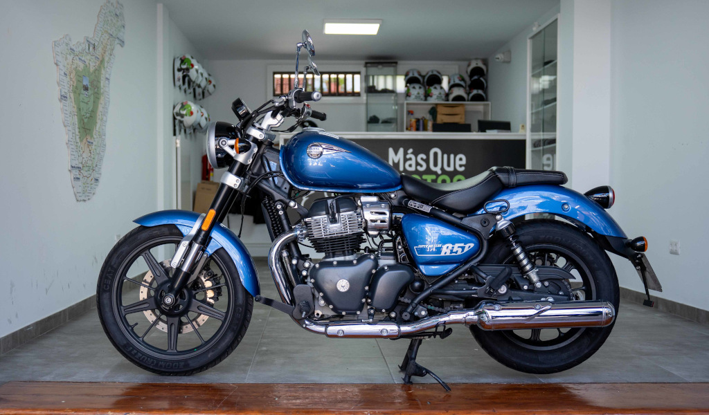 Blauwe motorfiets model B52 geparkeerd in een winkel op Tenerife.