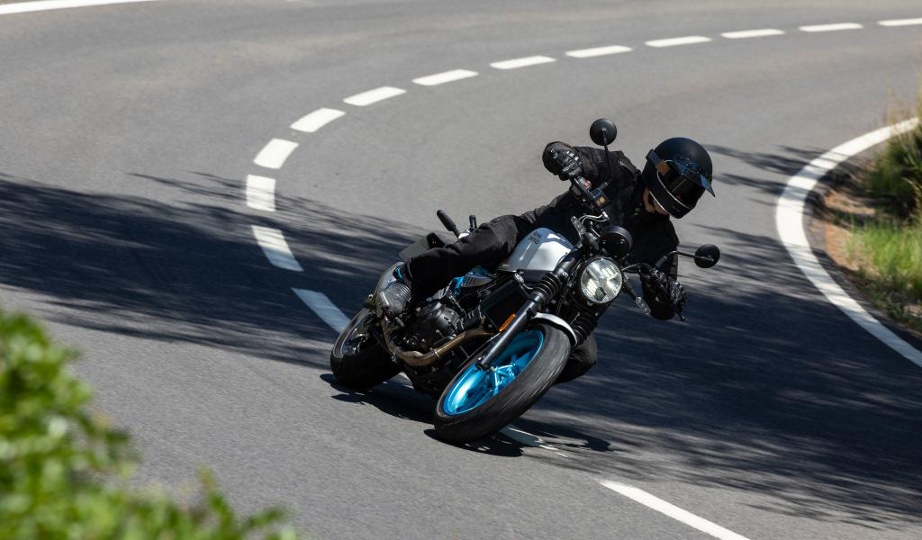 Motorrijder die een bocht neemt op de weg op Tenerife.