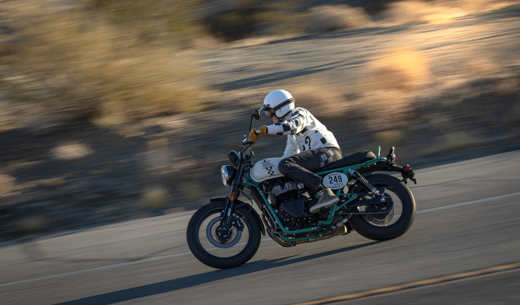 Motorrijder met een witte helm op de weg op Tenerife. Motorfietsnummer: 249.