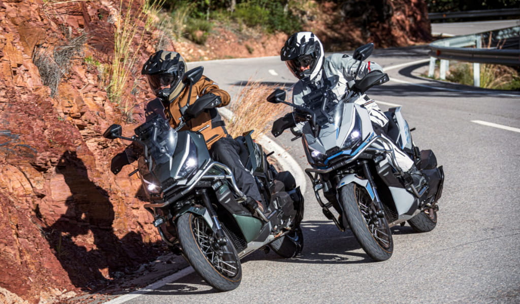 Twee motorrijders op een bochtige weg met een rotsachtige bodem op Tenerife.