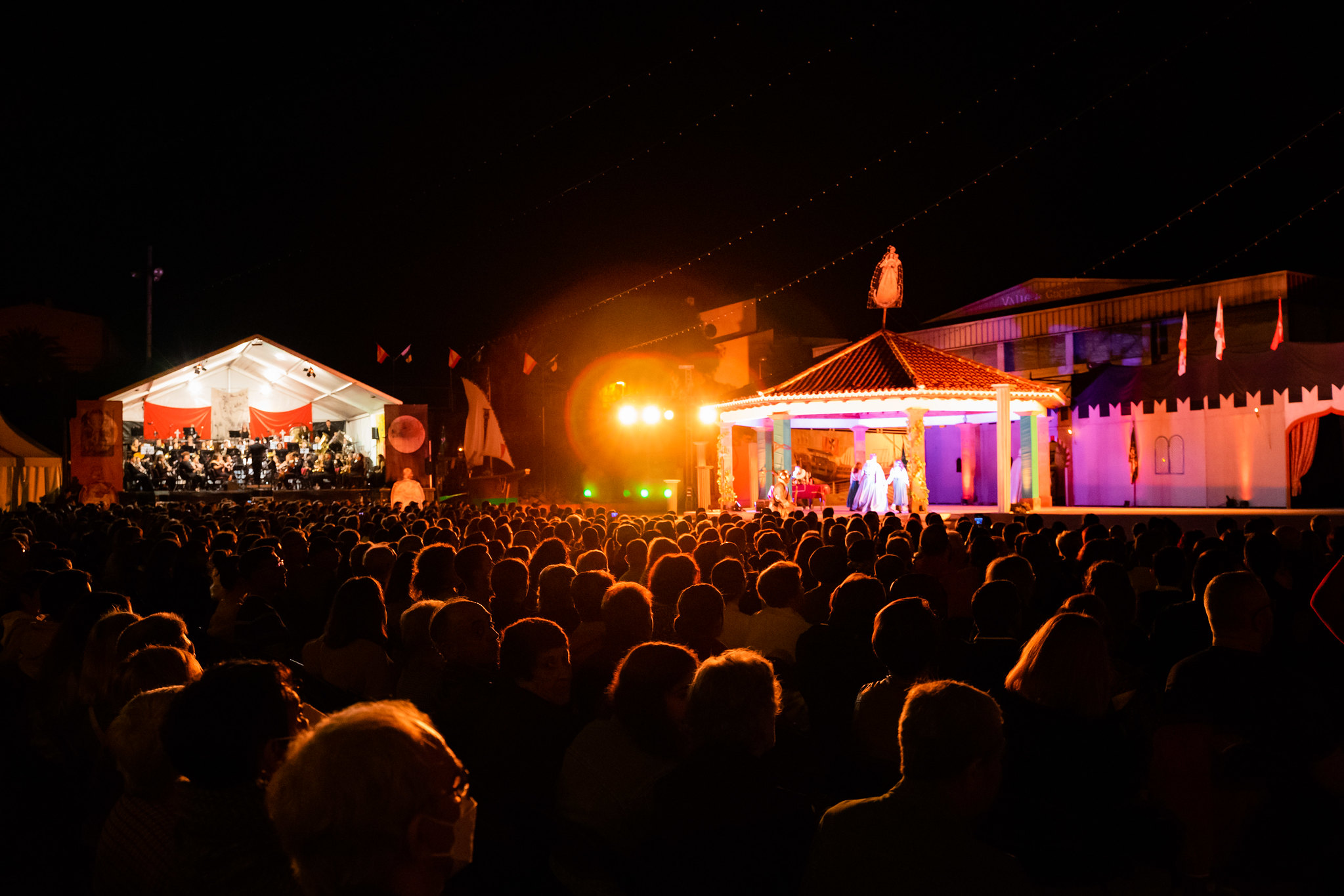 Nachtfestival op een verlicht podium in Valle de Guerra, Tenerife, met een publiek.