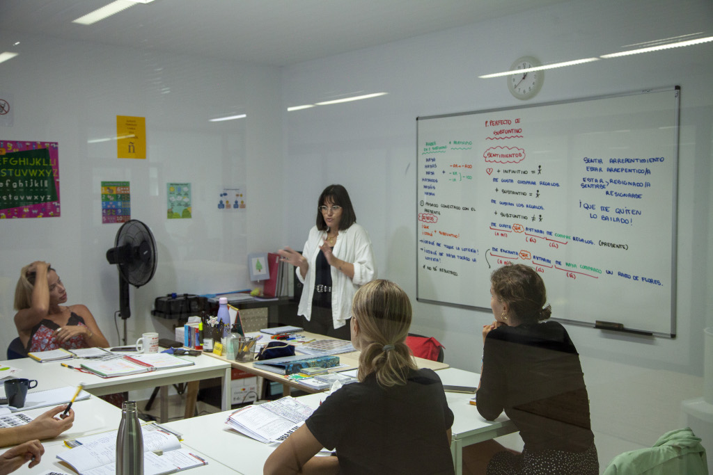 Spaansles op Tenerife, leraar legt vervoegingen uit op een whiteboard.