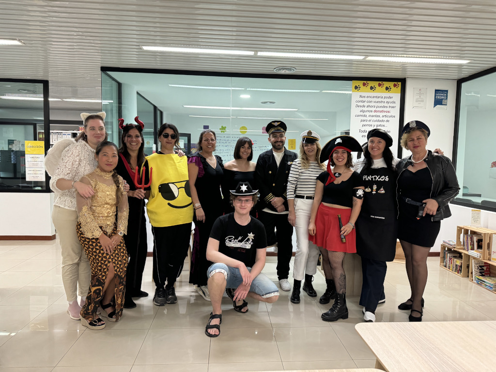 Mensen in kostuum in een groep in een kantoor op Tenerife.
