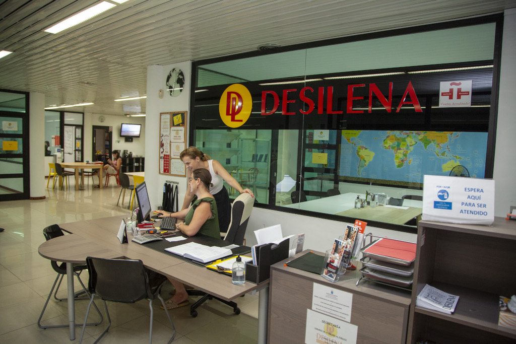 Desilena-kantoor op Tenerife met bureau, stoelen en personeel aan het werk.