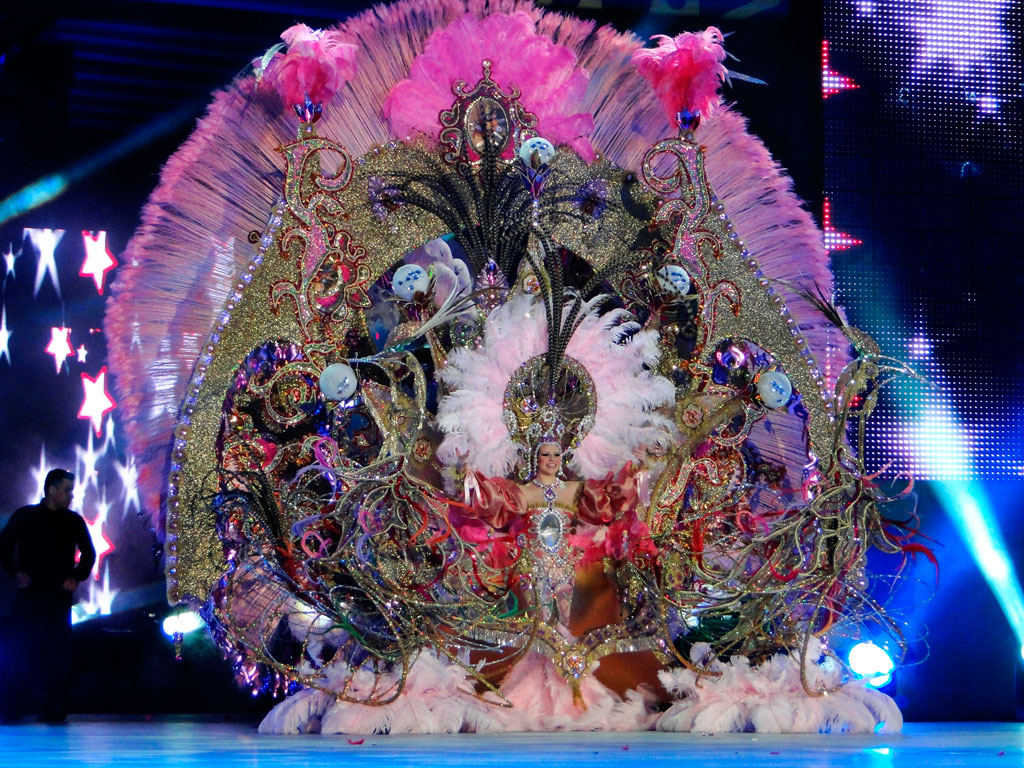 Carnavalskostuum vol veren en glitter in Santa Cruz de Tenerife.