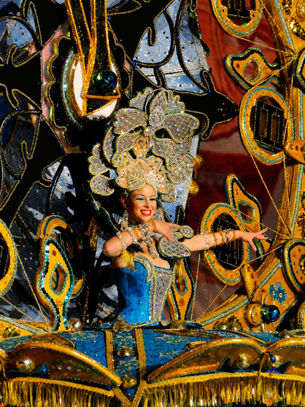 Persoon in kleurrijk kostuum bij de carnavalsparade van Tenerife.