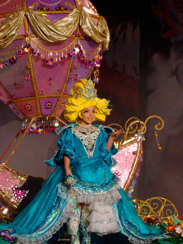 Meisje in kleurrijk kermiskostuum in Santa Cruz de Tenerife.