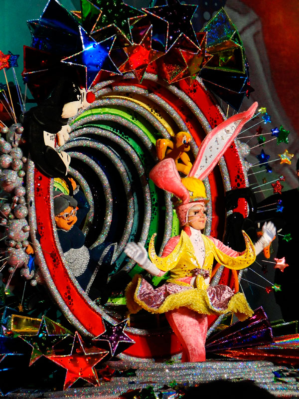 Feestelijke kostuum met geanimeerde personages op een kermis op Tenerife.