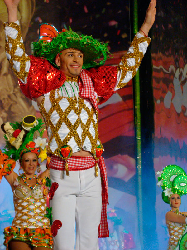 Danseres in feestelijk kostuum op het Carnaval van Santa Cruz de Tenerife.