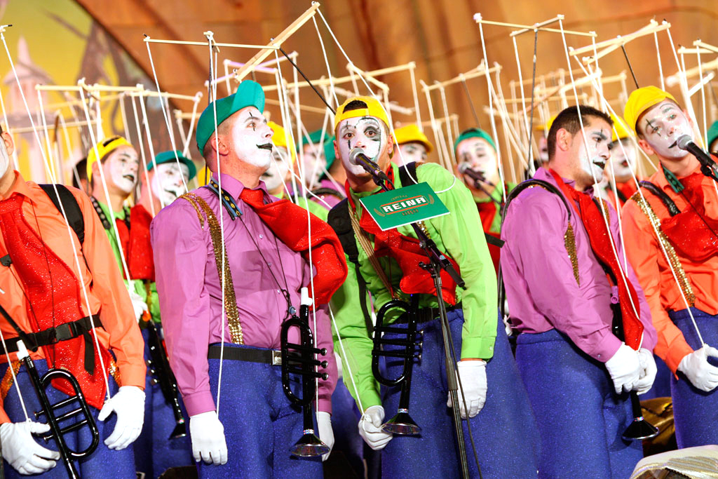 Comparsa met kleurrijke kostuums en make-up op het carnaval van Santa Cruz de Tenerife.