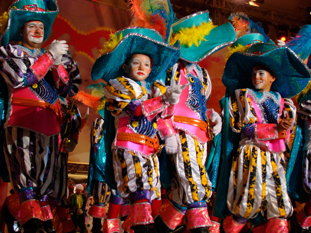 Mensen kleedden zich op het carnaval op Tenerife, gekleed in kleurrijke en felle kostuums.