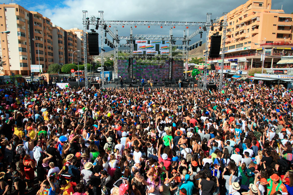 Openluchtconcert op Tenerife met een menigte mensen voor het podium.