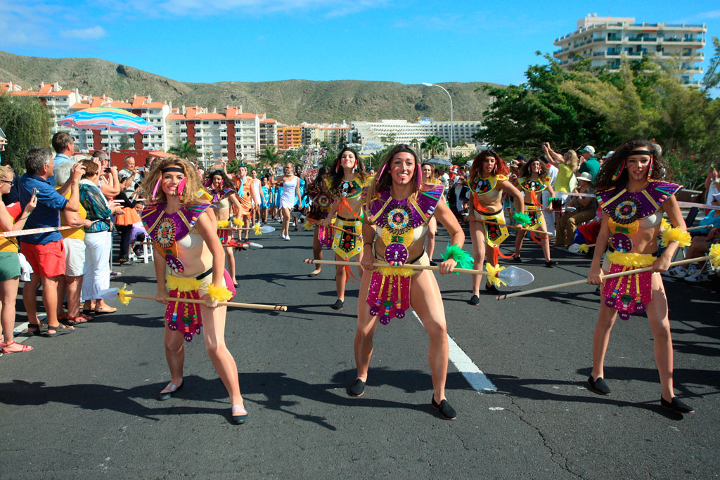 Groep dansers bij een straatparade op Tenerife.