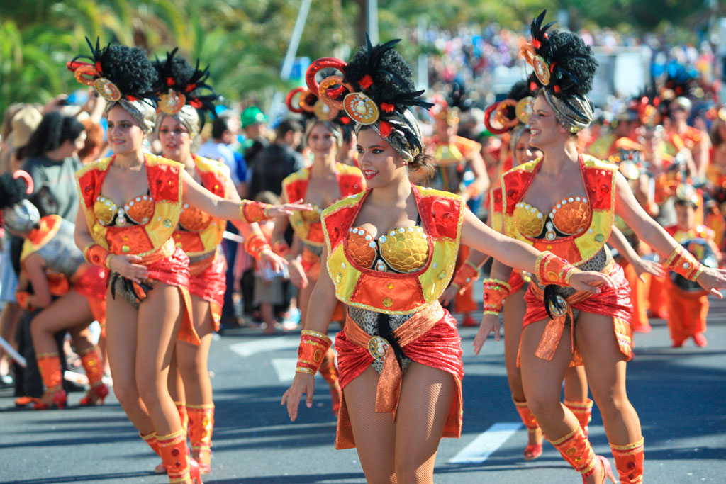 Mensen die in kleurrijke kostuums paraderen tijdens het Carnaval van Tenerife.