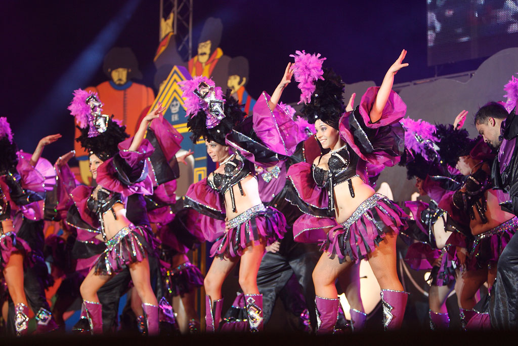 Dansers in kleurrijke kostuums die optreden tijdens het Carnaval van Tenerife.