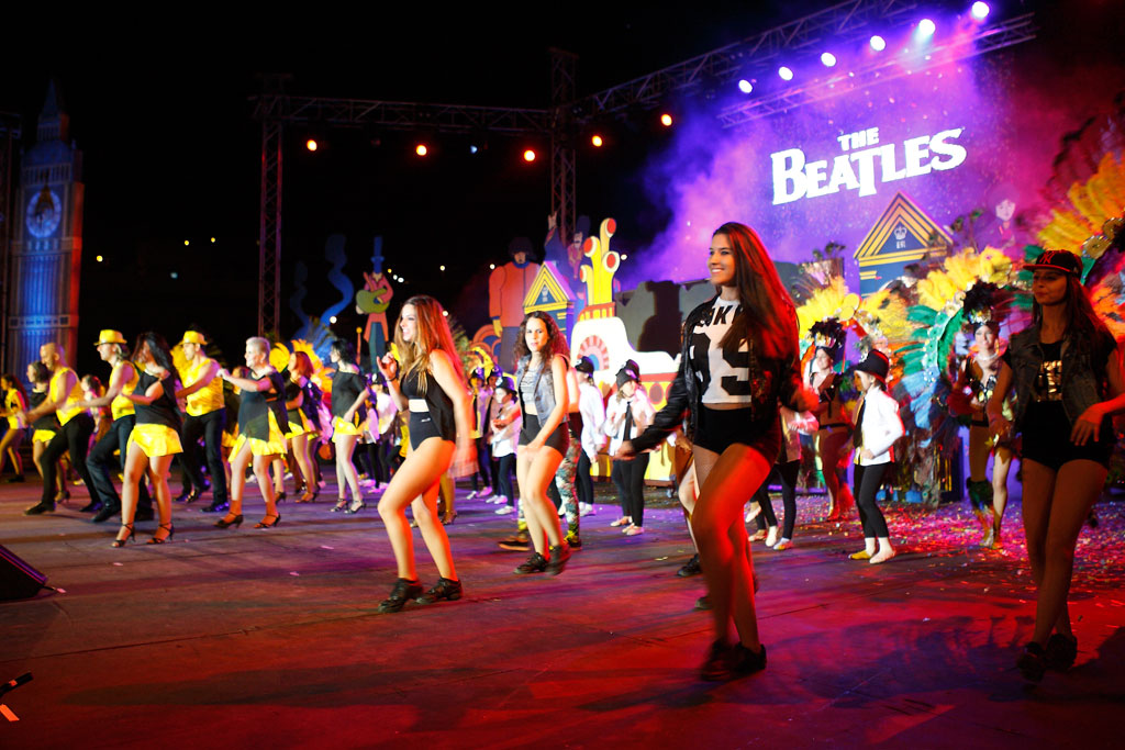 Groep dansers op een Beatles-show op Tenerife.