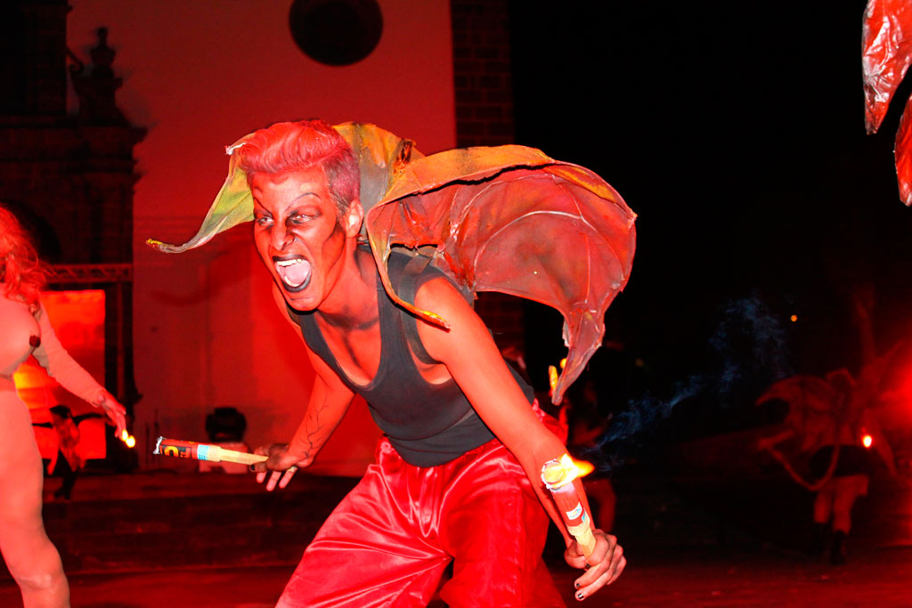 Persoon verkleed als demon met vuurwerk op een feest op Tenerife.
