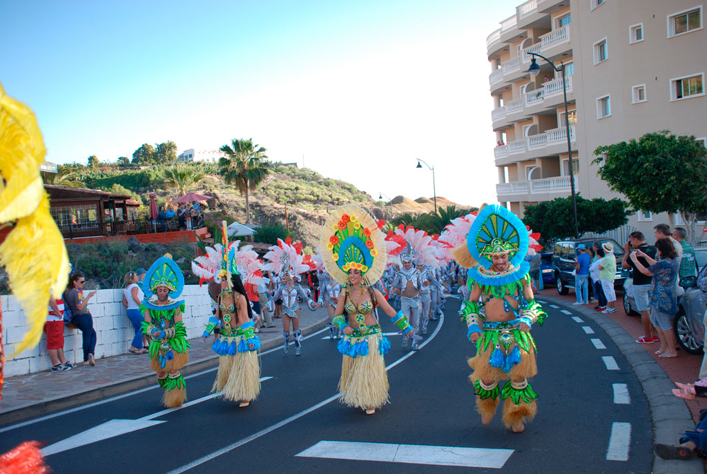 Mensen in kleurrijke kostuums paraderen tijdens het carnaval in Santa Cruz de Tenerife.