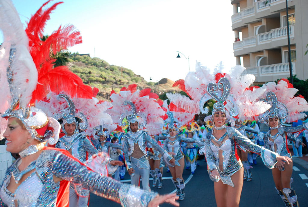 Verklede dansers op het carnaval van Santa Cruz de Tenerife.
