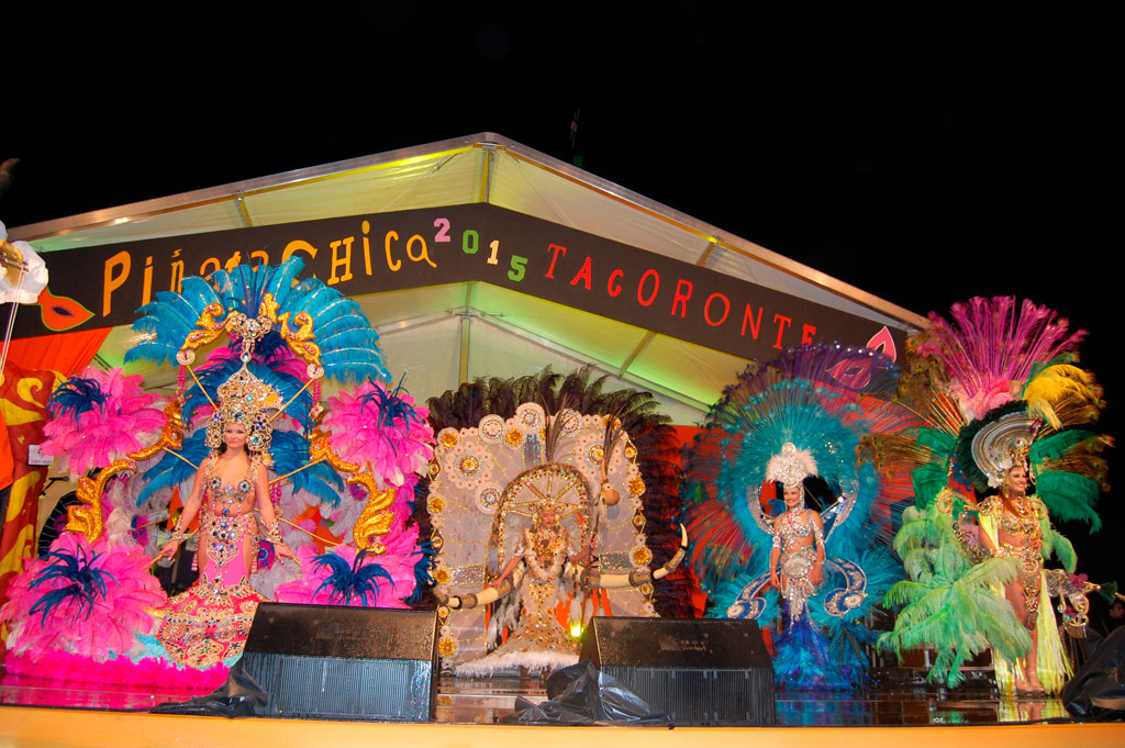 Mensen in kleurrijke kostuums op een podium van het carnaval in Tacoronte 2015.