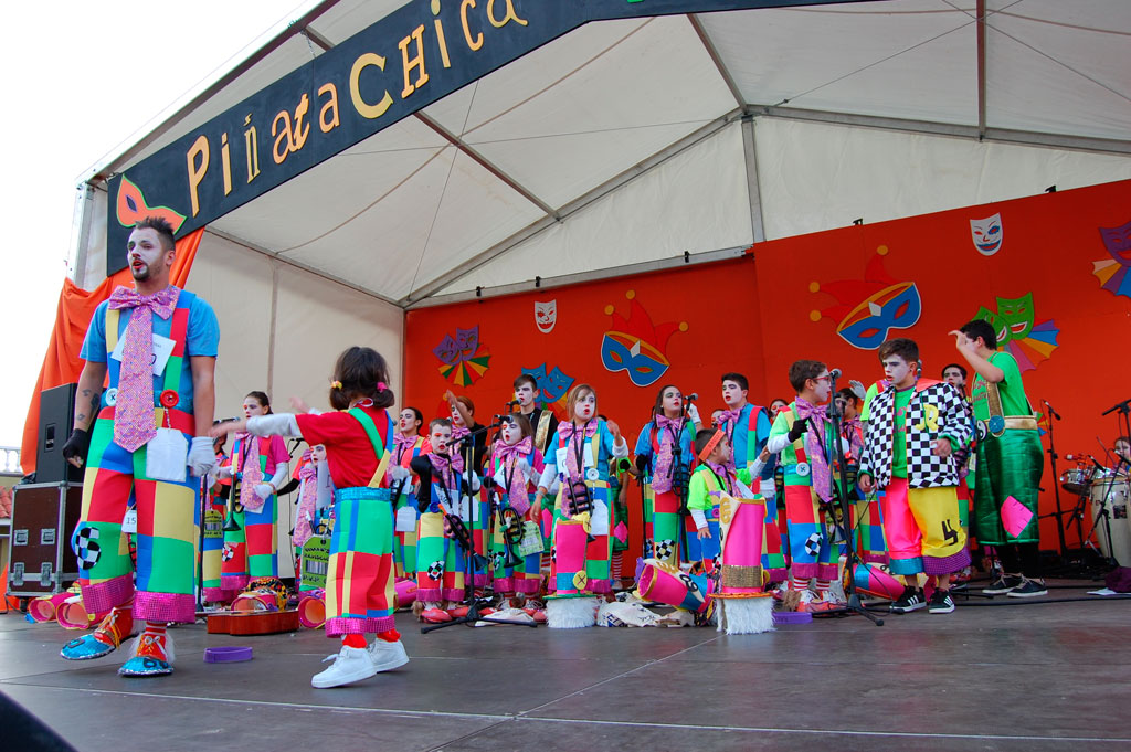 Kinderen in kostuums treden op op het Piñata Chica-podium op Tenerife.