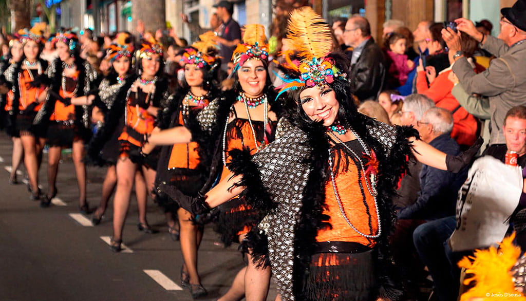 Groep dansers in carnavalsparade in Santa Cruz de Tenerife.