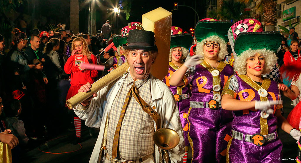 Mensen in kleurrijke kostuums die paraderen op een carnaval in Santa Cruz de Tenerife.