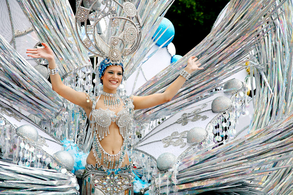 Persoon in fantasiekostuum tijdens het Carnaval van Santa Cruz de Tenerife.