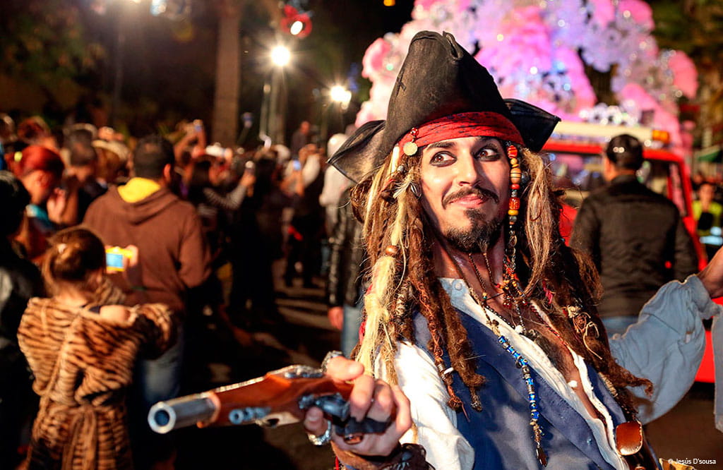 Personage verkleed als piraat op een feest in Santa Cruz de Tenerife.