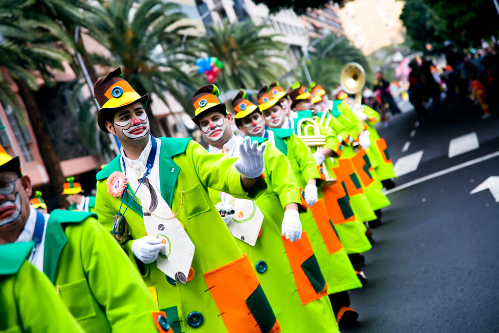 Mensen in kostuums paraderen op het Carnaval van Santa Cruz de Tenerife.