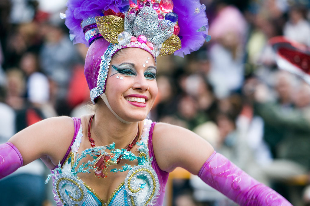Glimlachende danseres in kleurrijk kostuum op een evenement op Tenerife.