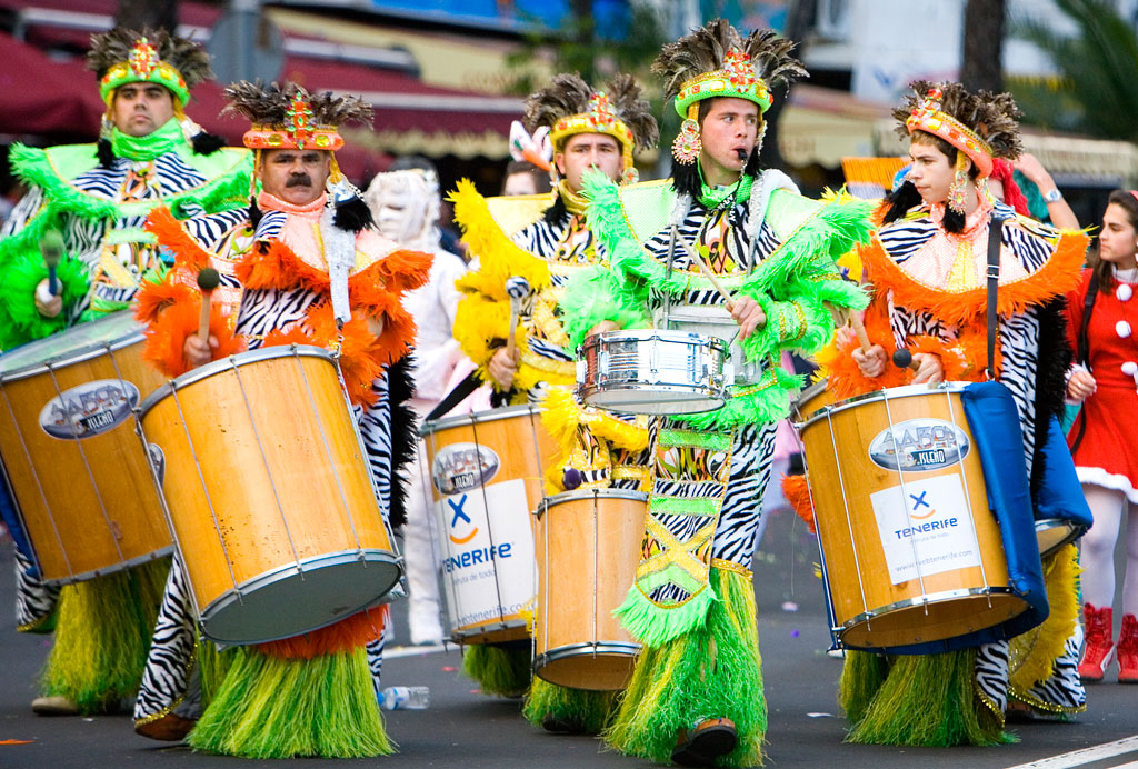 Groep verklede muzikanten speelt drums op een evenement op Tenerife.