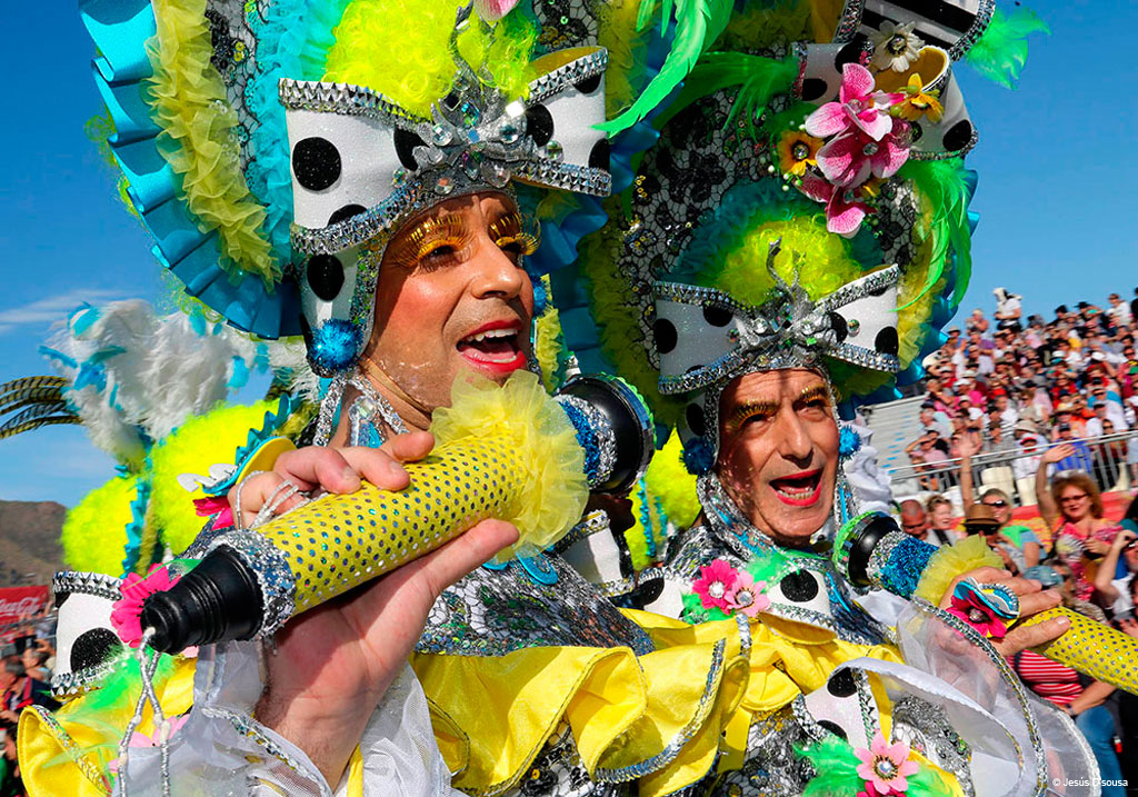 Mensen in kostuums zingen op het carnaval van Tenerife.