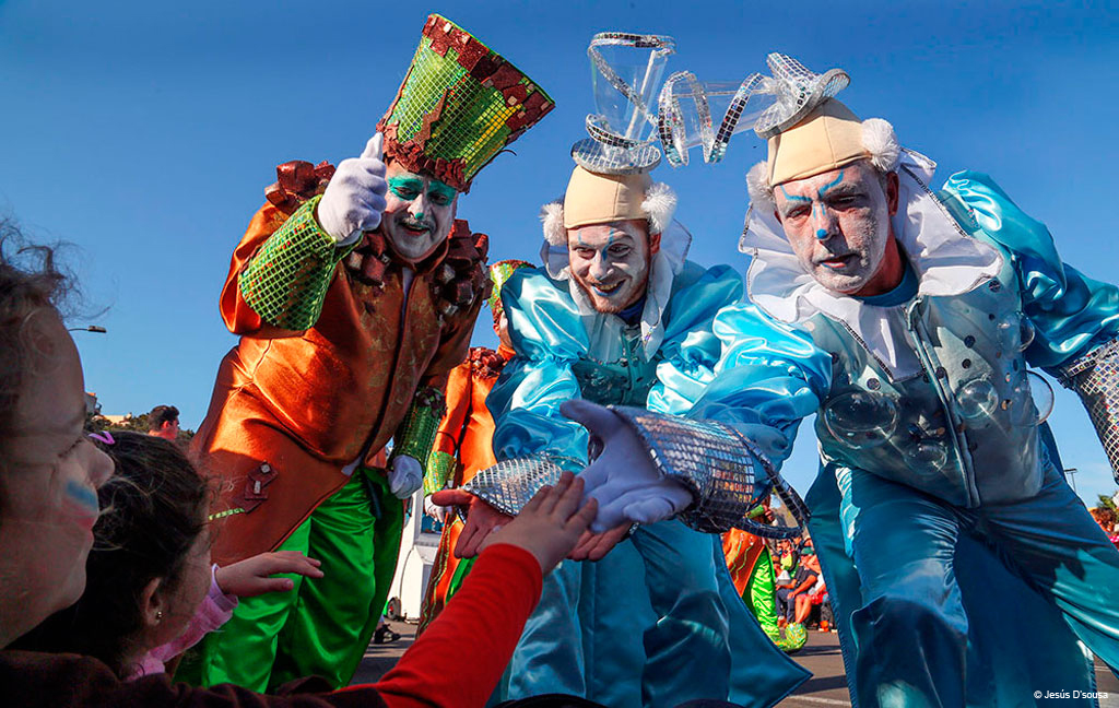 Clowns begroeten kinderen tijdens het carnaval op Tenerife.