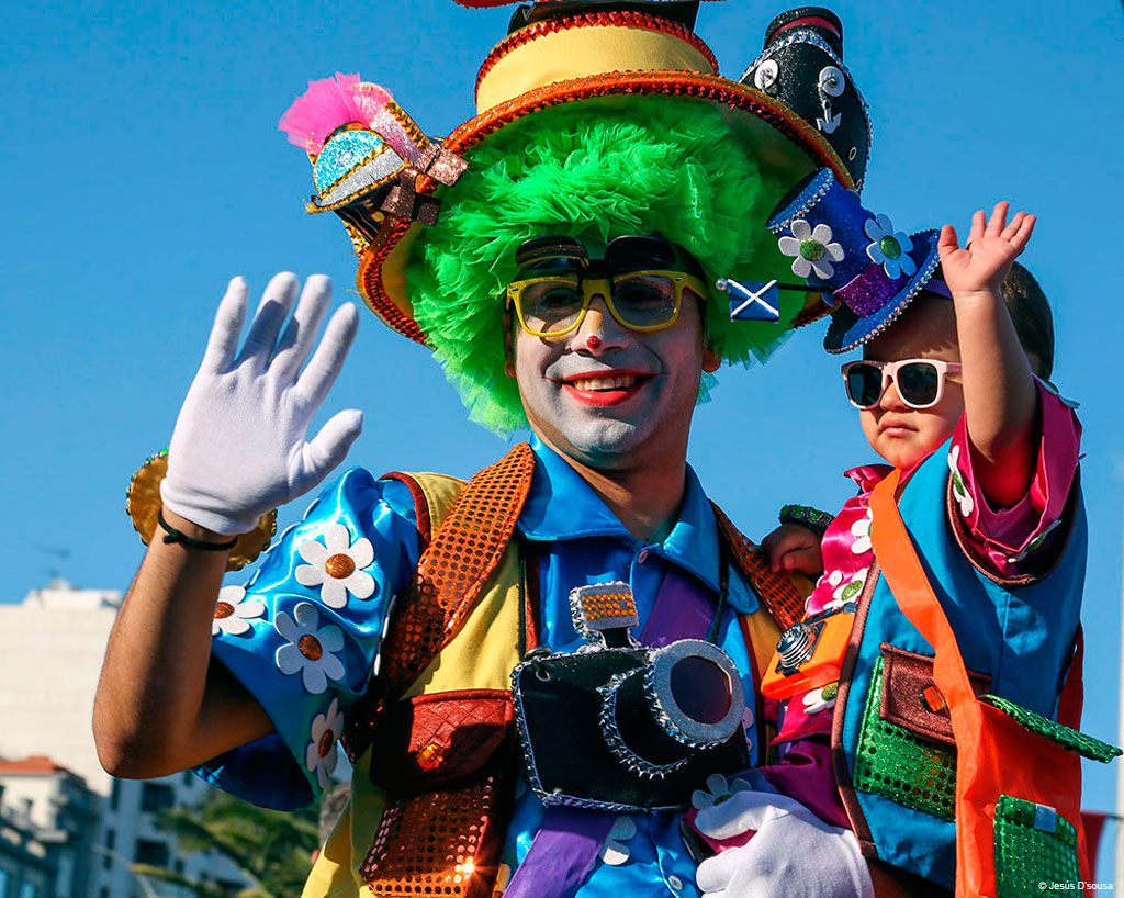 Persoon verkleed als clown en kind op het carnaval op Tenerife.