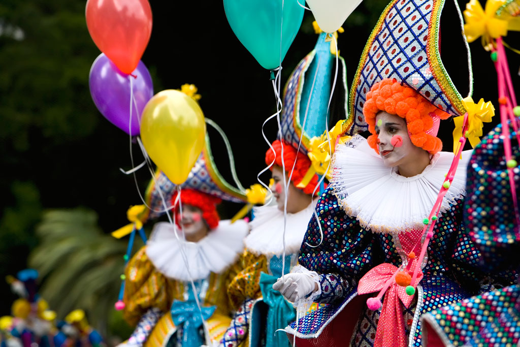 Mensen verkleed als mimes met kleurrijke ballonnen tijdens een parade op Tenerife.