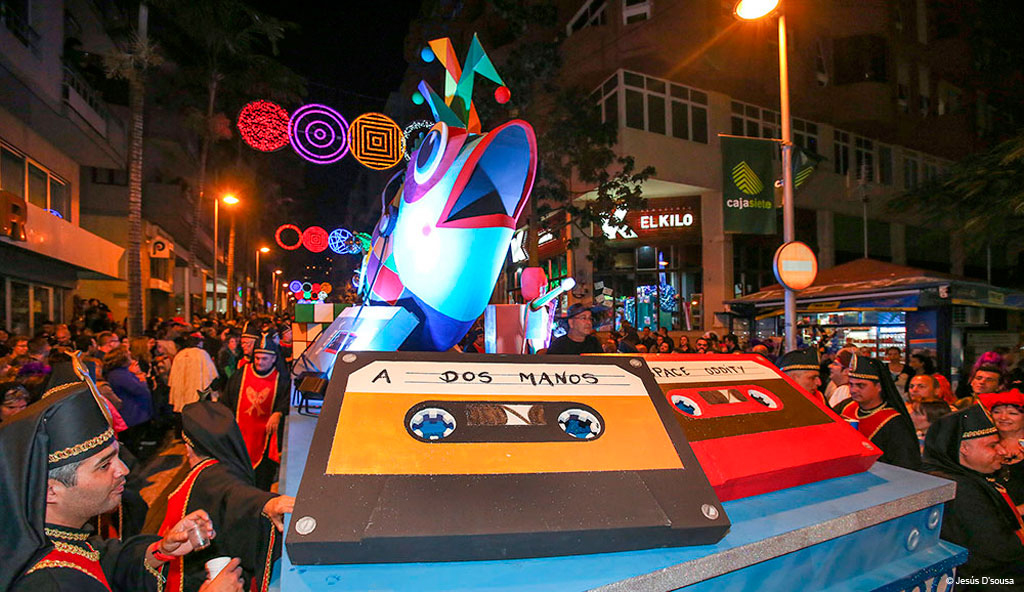Kleurrijke praalwagen op het carnaval van Tenerife met decoratieve linten.