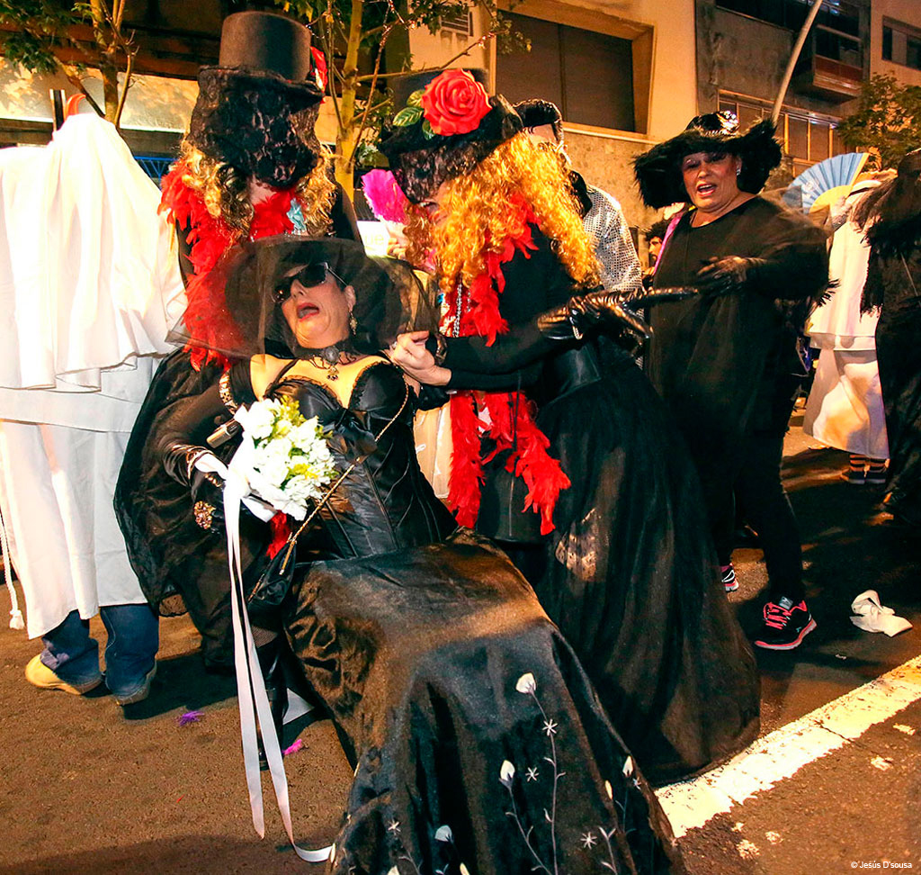 Mensen in kostuums op een nachtelijke viering in Santa Cruz de Tenerife.