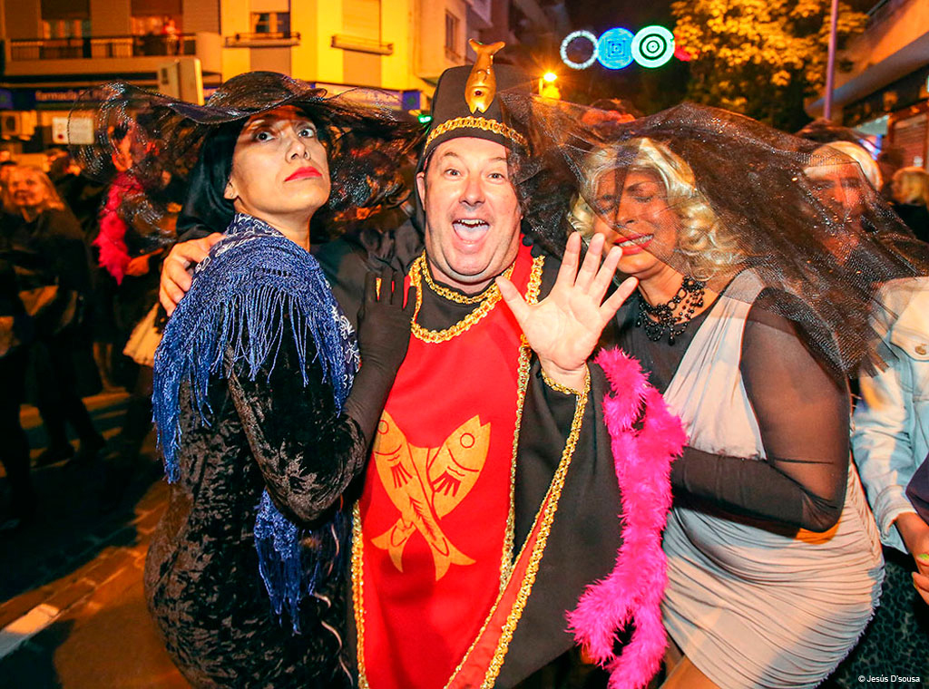 Mensen in kostuums vieren carnaval in Santa Cruz de Tenerife.